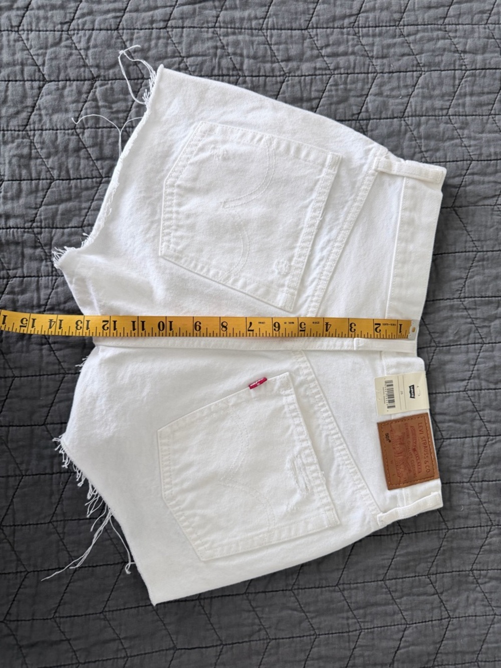 NWT Levi's 501 Women's High Rise White Denim Cut Off Frayed Distressed Short W26 - Picture 8 of 15